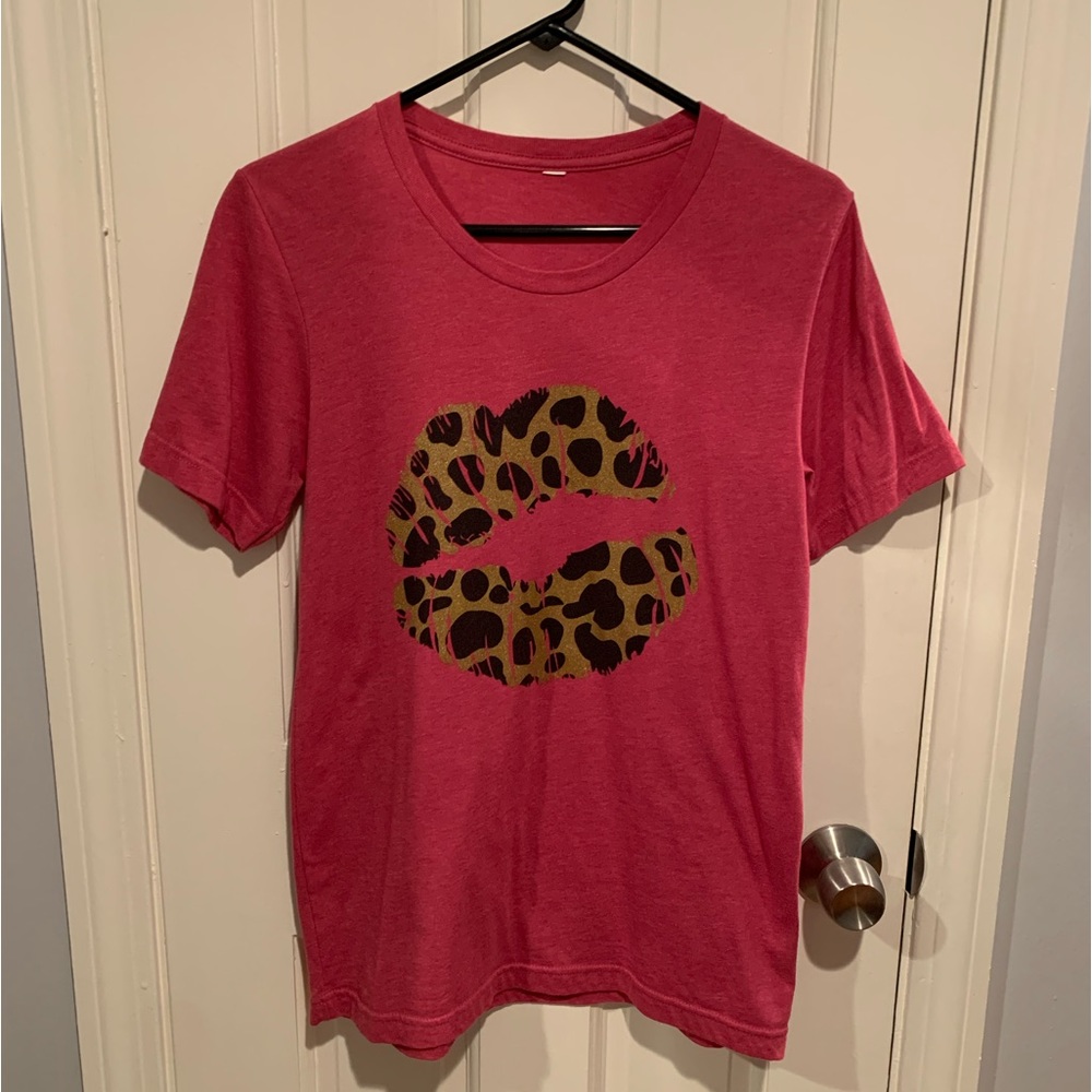 Berry colored T-shirt with leopard print kiss detail 💋